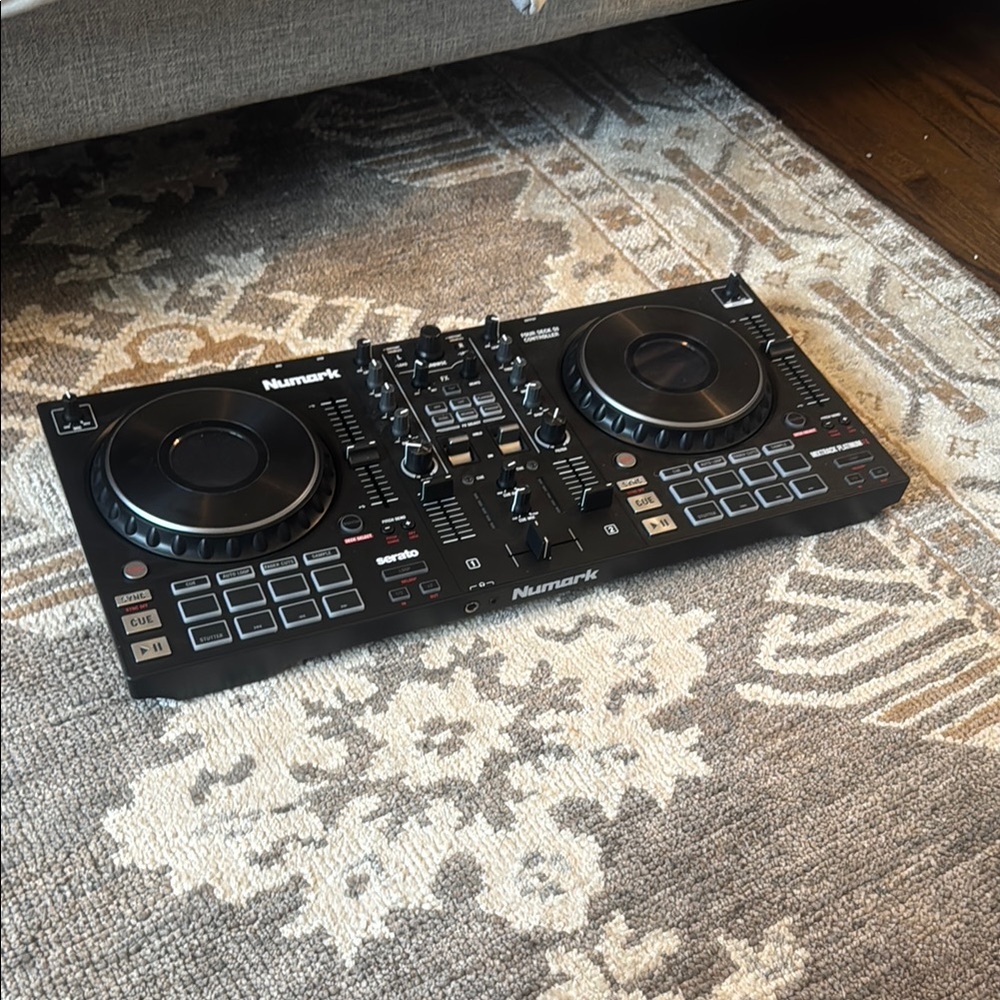 Numark DJ Controller in Black